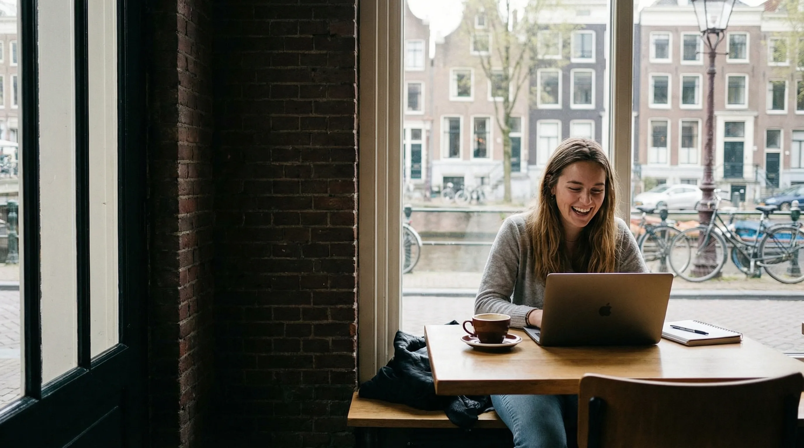 Freelancer aan het werk in café - juridische hulp voor ZZP'ers